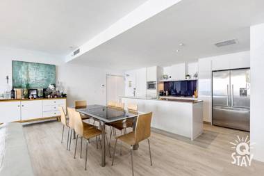 LIMITED 7 NIGHT FAMILY GETAWAY in 4 Bedroom Sub Penthouse SPA Apartments at Circle on Cavill - KIDS STAY FREE!!!