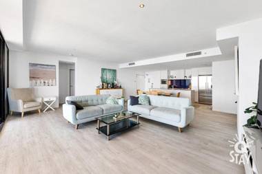 LIMITED 7 NIGHT FAMILY GETAWAY in 4 Bedroom Sub Penthouse SPA Apartments at Circle on Cavill - KIDS STAY FREE!!!