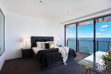 LIMITED 7 NIGHT FAMILY GETAWAY in 4 Bedroom Sub Penthouse SPA Apartments at Circle on Cavill - KIDS STAY FREE!!!