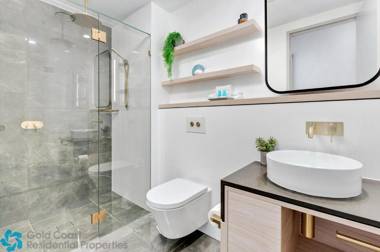 Ocean Surfers Paradise - GCLR