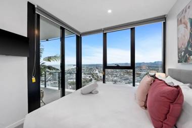 Light Filled Luxury Residence 2 Bed 2 Bath Apt Next to Casino Broadbeach