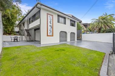 Premium 4-Bed House with Alfresco Area and Pool