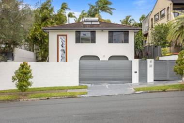 Premium 4-Bed House with Alfresco Area and Pool