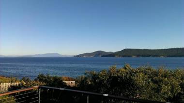 Larus Waterfront Cottage