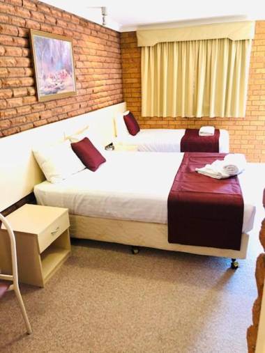 OVERLANDER MOTOR LODGE