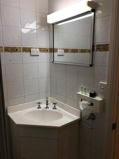 OVERLANDER MOTOR LODGE