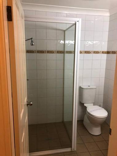 OVERLANDER MOTOR LODGE