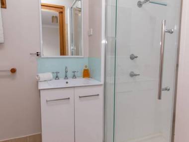 Kookas Nest - waterfront home tranquil setting