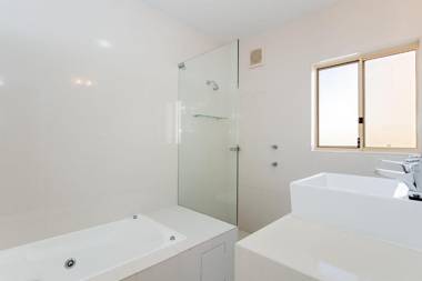 Sandy Beach House - Corlette Waterfront