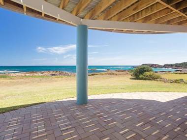 The Whale Watcher' 1/6 Birubi Lane - waterfront unit with stunning views level access