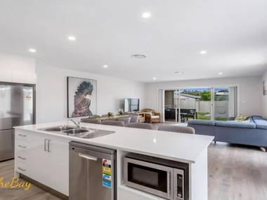 Pacific Paradise No.28 Anna Bay