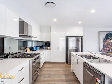 Pacific Paradise No.28 Anna Bay