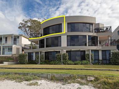 2/137 Soldiers Point Road - luxury unit on the waterfront with aircon and free unlimited Wi Fi