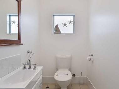 Beached Inn' 93 Foreshore Drive - Spacious beach front house