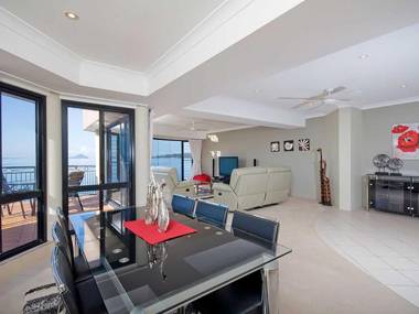 1 'Seaside Splendour' 137 Soldiers Point Road - beautiful unit on the waterfront