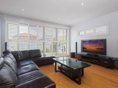 7 Judith Street - Stunning duplex with ducted air