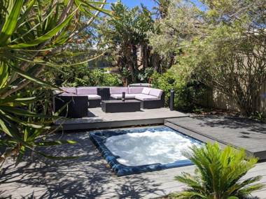 Sunset on Birubi' - pet friendly air con water views WIFI and outdoor spa