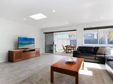 'Birubi Breezes' 2/7 Fitzroy St - Large Duplex with Air Conditioning WIFI & only 5 minute walk to the beach