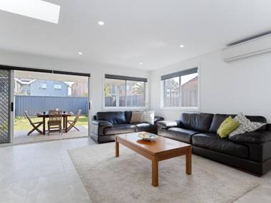 'Birubi Breezes' 2/7 Fitzroy St - Large Duplex with Air Conditioning WIFI & only 5 minute walk to the beach