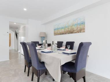 'Birubi Breezes' 2/7 Fitzroy St - Large Duplex with Air Conditioning WIFI & only 5 minute walk to the beach