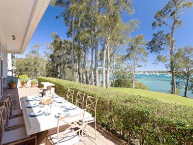 'Corlette Waterfront' 2/44 Danalene Parade - Waterfront Luxury WIFI Aircon Boat Parking
