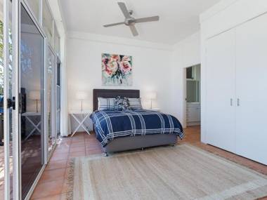 'Corlette Waterfront' 2/44 Danalene Parade - Waterfront Luxury WIFI Aircon Boat Parking