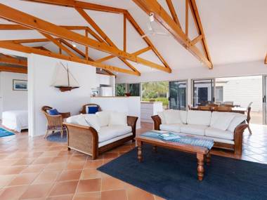 Unit 1 44 Danalene Pde fantastic waterfront property with air con