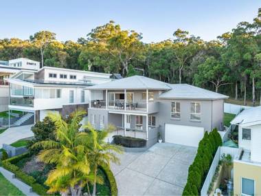 Jackson View 10 Jackson Close luxury holiday property with water views