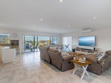 Jackson View 10 Jackson Close luxury holiday property with water views