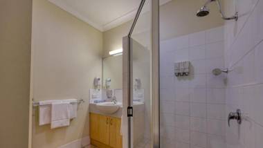 Country Roads Motor Inn