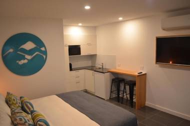 Bright Colonial Motel