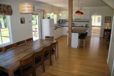 Maple House - The ideal retreat for family and friends.