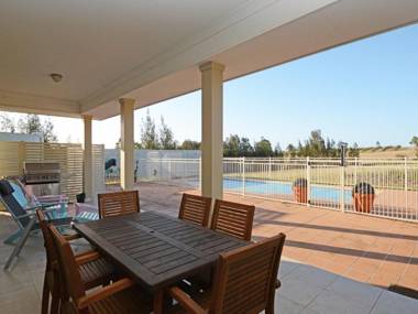 Silver Springs 6br Luxury Homestead with Wifi Pool. Fireplace Views Olives and Space