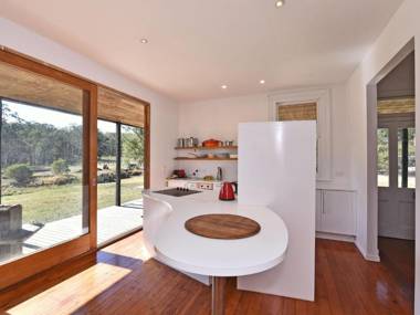 The Parson's Vineyard Retreat - get amongst the vineyards in a historic home