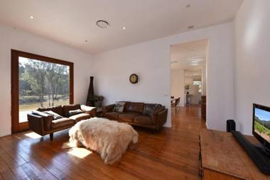 The Parson's Vineyard Retreat - get amongst the vineyards in a historic home