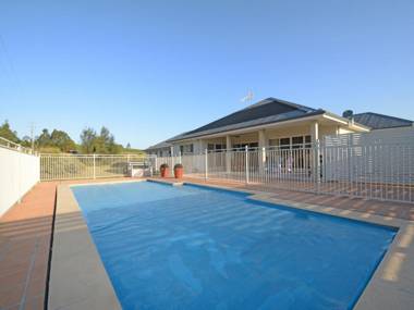 Silver Springs Estate 4br house + 6br house with Wifi Pool. Fireplace Views Olives and Space