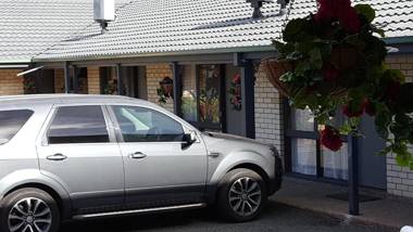 Hibiscus Lakeside Motel