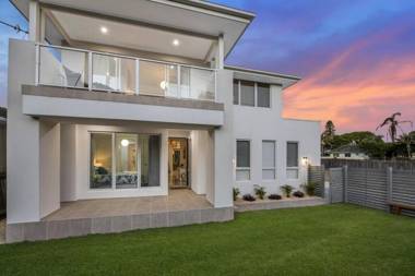 'The Sea Shell' Brand New Direct Beach Access