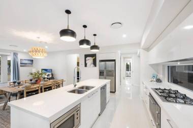 'The Sea Shell' Brand New Direct Beach Access