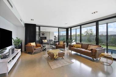 The Sinatra Holiday House in Mulwala - 10 individual beds