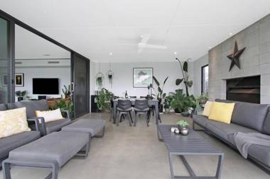 The Sinatra Holiday House in Mulwala - 10 individual beds