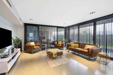 The Sinatra Holiday House in Mulwala - 10 individual beds