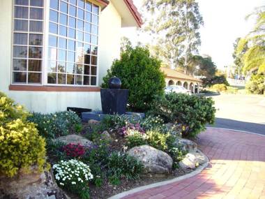 McNevins Warwick Motel