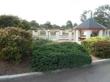 McNevins Warwick Motel