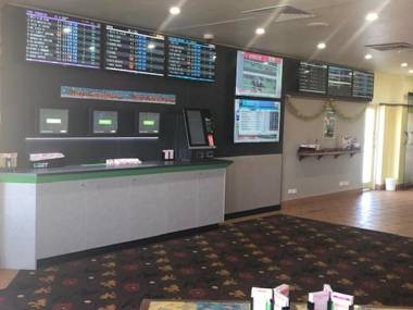 Horse & Jockey Hotel Motel