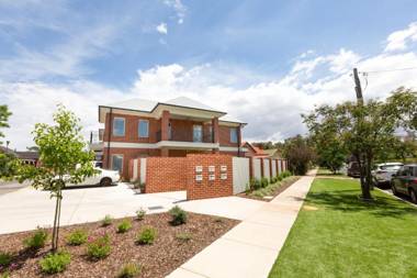 4 Bedroom Inner City Townhouse - SLEEPS 9 !!