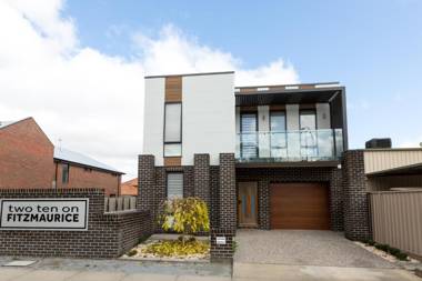 TWO TEN Sleeps 10! Luxury CBD Accommodation