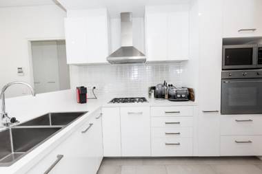 Trendy Self Contained Inner City Apartment