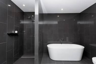 Urban Jungle! Executive Apartment in Heart of CBD