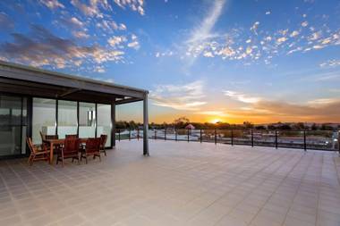 Enjoy Penthouse Living in the CBD! Sleeps 8!